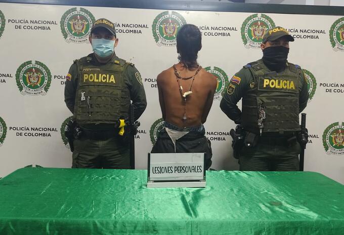 Hombre lo agredió con un palo y un cuchillo