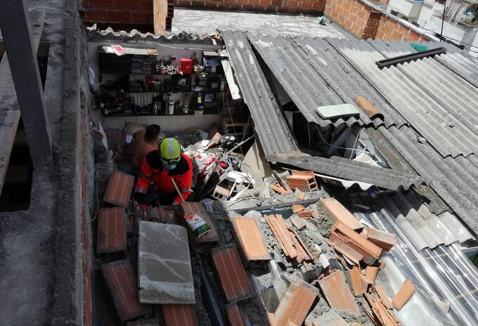 Muro cayó a techo de una vivienda