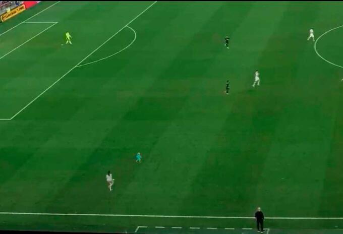 Niño en entra en partido de fútbol Niño en entra en partido de fútbol