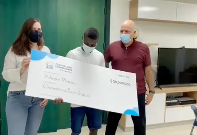 Yuberjen Martínez recibiendo cheque