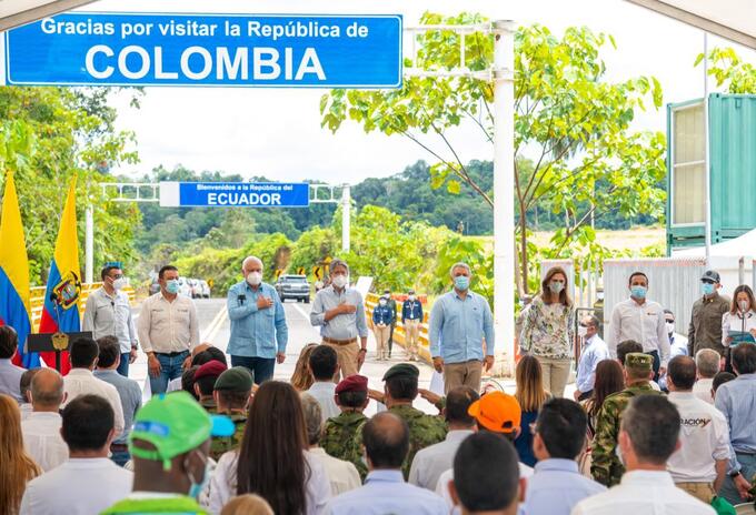 Presidentes de Colombia y Ecuador en la frontera común