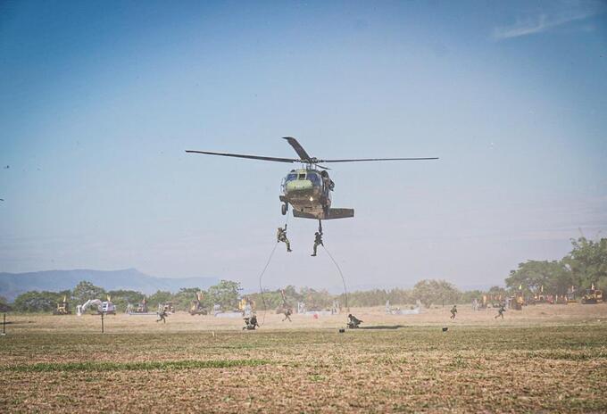 Demostración aérea del ejército nacional