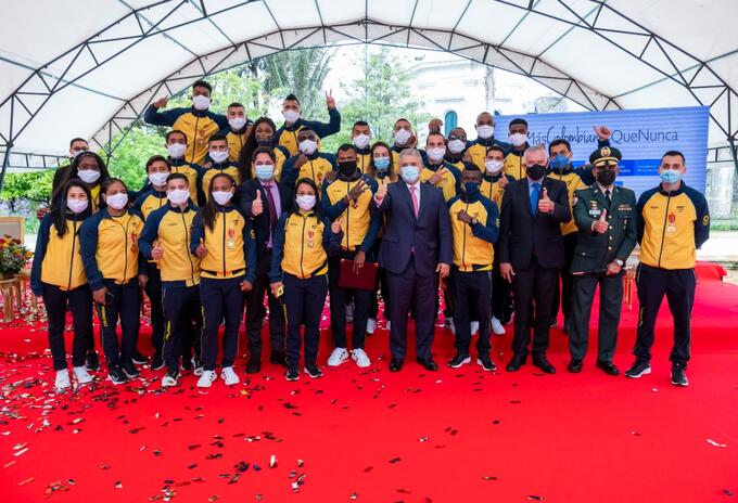 Presidente Iván Duque junto con la delegación deportiva de Tokio 2020