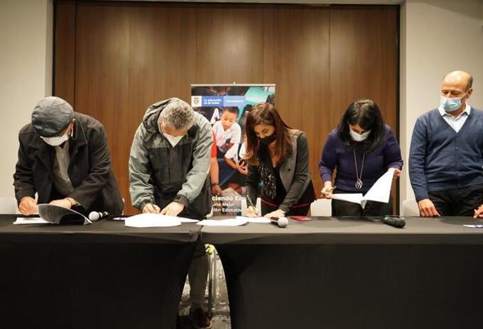Fecode y el Ministerio de Educación firman acuerdo.