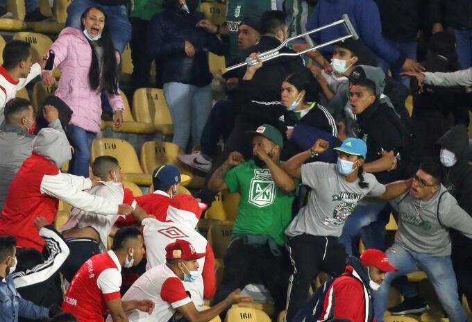 Pelea de hinchas de Santa Fe y Nacional en El Campín