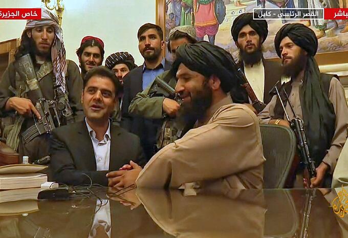 Talibanes celebran que se tomaron Kabul y el palacio presidencial.