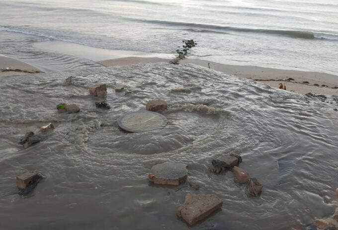 Aguacero desata el derramamiento de aguas negras en las playas del barrios José Antonio Galán