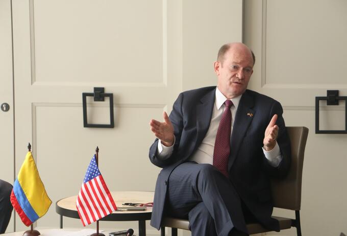Senador demócrata Chris Coons en Bogotá