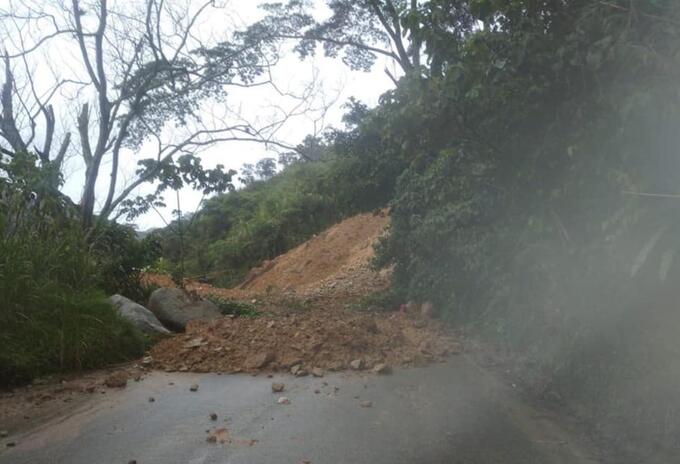 Lugar del derrumbe en la vía Hatillo-Cisneros.