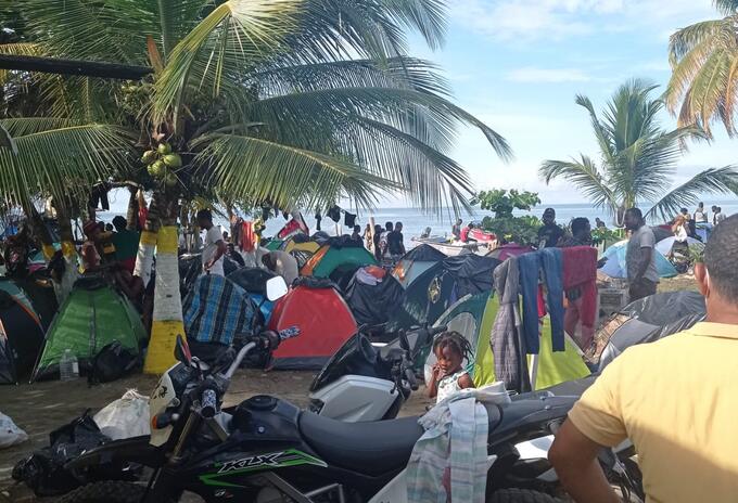 La mayoría de los migrantes duermes en carpas en las playas.