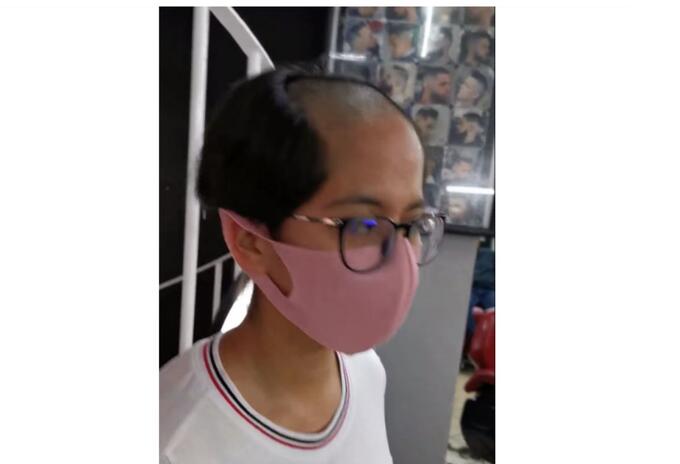 Joven rebelde se cortó cabello como señor Burns y su padre la devolvió a la peluquería Joven rebelde se cortó cabello como señor Burns y su padre la devolvió a la peluquería