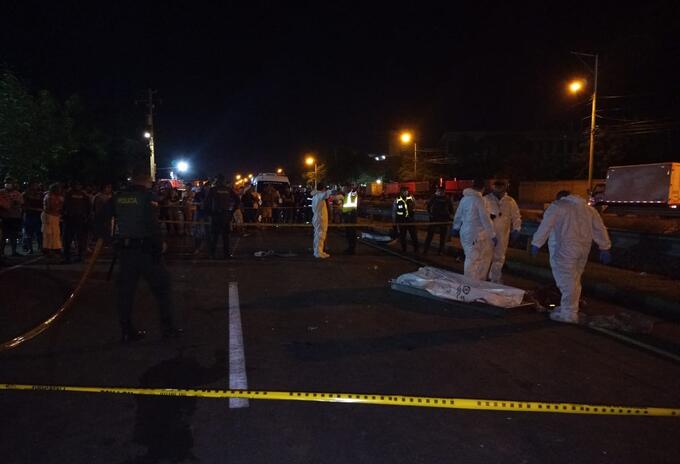 el conductor venia en estado de embriaguez, se llevo a los jóvenes que cruzaban al vía