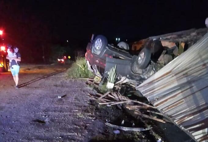 La camioneta iba con tres personas, las cuales resultaron lesionadas.