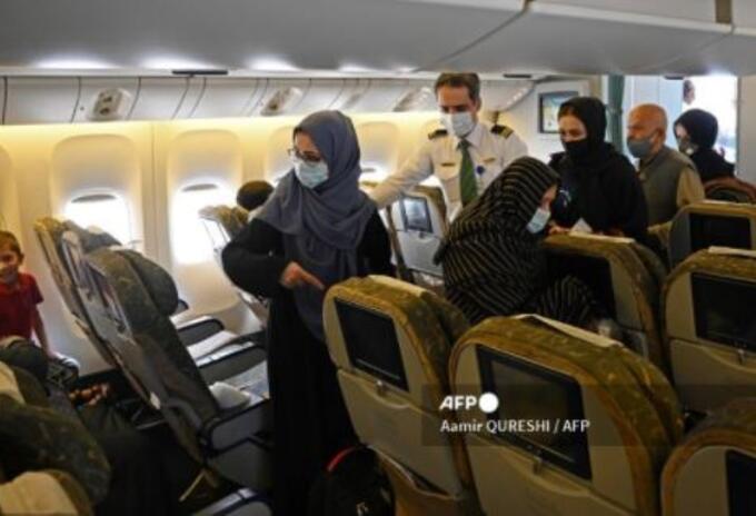 Afganos evacuados del aeropuerto de Kabul