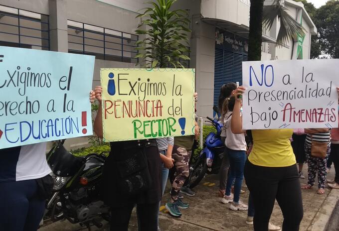 La comunidad denuncia que llevan más de cuatro años a la espera de que finalicen las obras en el colegio Camacho Carreño.