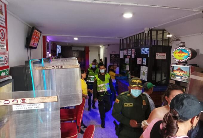 También se logró un golpe contra el microtráfico en uno de estos establecimientos, donde se incautaron 1.500 gramos de marihuana.