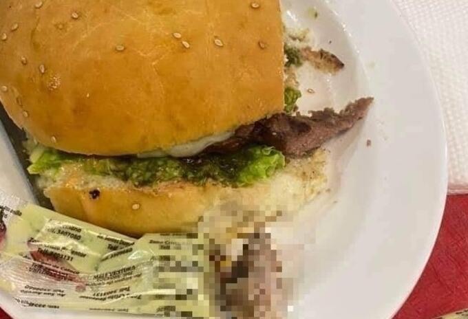 hamburguesa con dedo humano