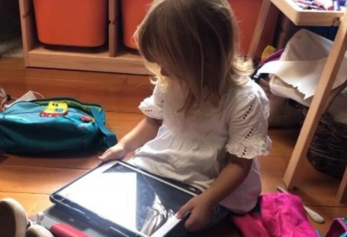 Niña de tres año habla con Siri