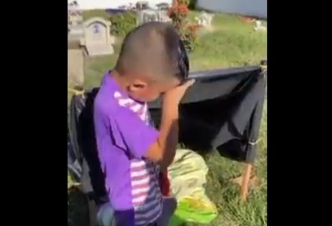 Niño vive en cementerio