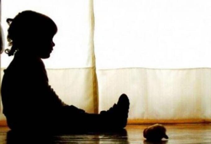 Una madre fue acusada de pornografía infantil por grabar a su hija de tres años