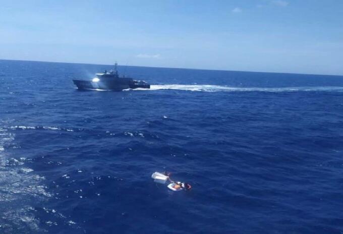 Triste foto de dos niños aferrados al cadáver de su madre en mar abierto