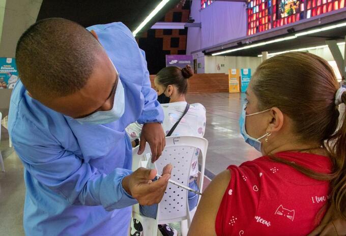 Vacunación anticovid en Medellín.