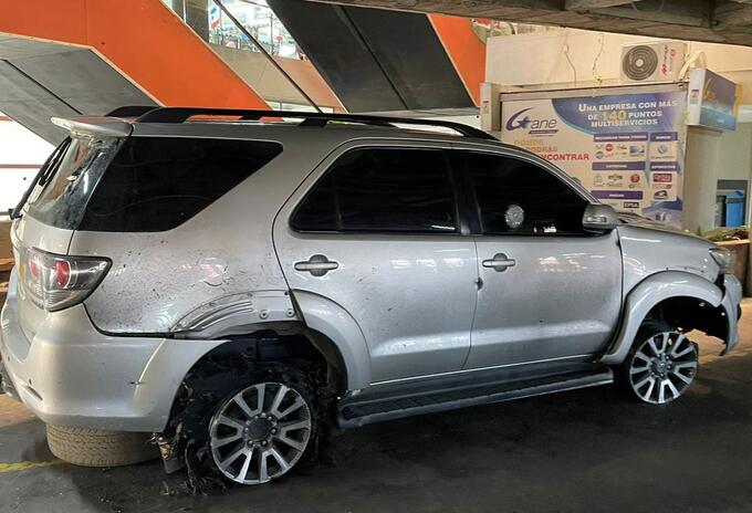 El vehículo donde se movilizaban siete personas de la ciudad de Cali fue atacado con tiros de fusil y granadas.