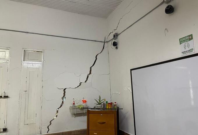 Grietas en los salones de clases del colegio.