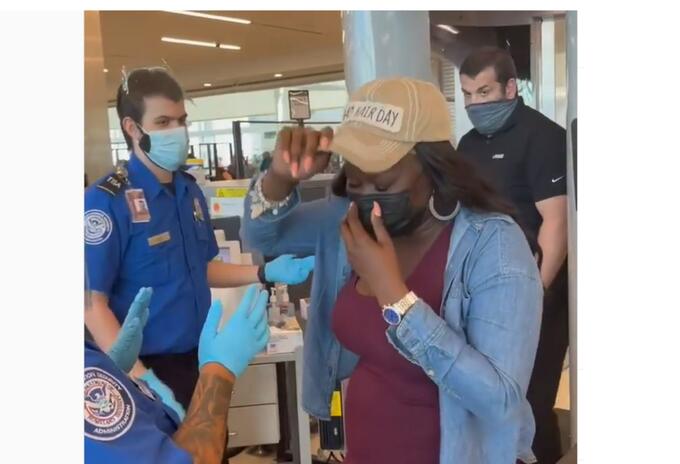 Mujer se quita gorra en requisa y se le va con todo y peluca Mujer se quita gorra en requisa y se le va con todo y peluca