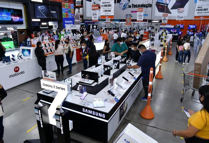 Al menos en 26 espacios comerciales se registró presencia de uniformados de la Policía y autoridades de vigilancia y control.