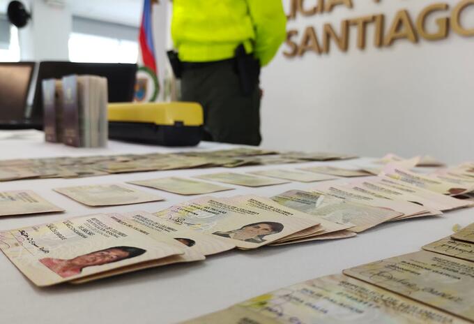 Muchos de estos documentos falsos pueden ser utilizados para favorecer el tráfico de migrantes.