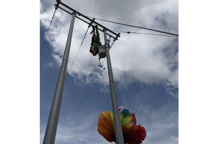Una persona intentó ayudarle y recibió una descarga eléctrica.