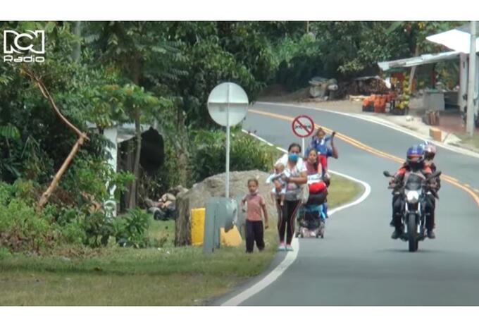 Migrantes venezolanos caminando por las carreteras de Colombia Migrantes venezolanos caminando por las carreteras de Colombia
