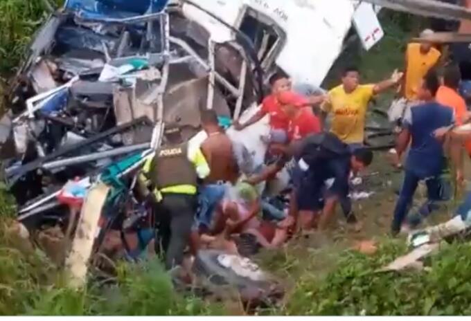 Bus cayó al vacío en Gambote, norte de Bolívar