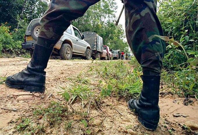 Bloqueo, vía, Arauca, explosivos, camiones
