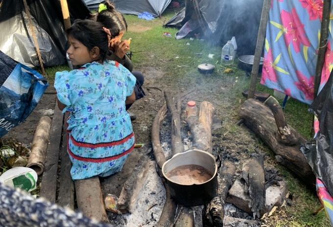 Mujer Embera preparando el desayuno