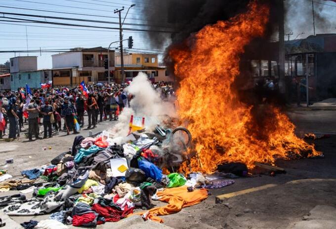 En Iquique, Chile, queman campamento de migrantes venezolanos