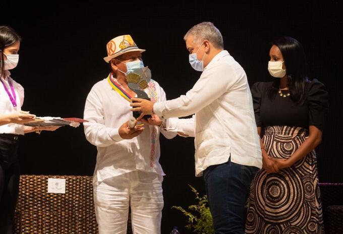 Presidente Ivan Duque entregando condecoración ‘Maestros Mayores de Colombia’ al homenajeado de la edición 54 del Festival Vallenato, Rosendo Romero.