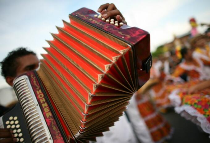 Hombre tocando el acordeón