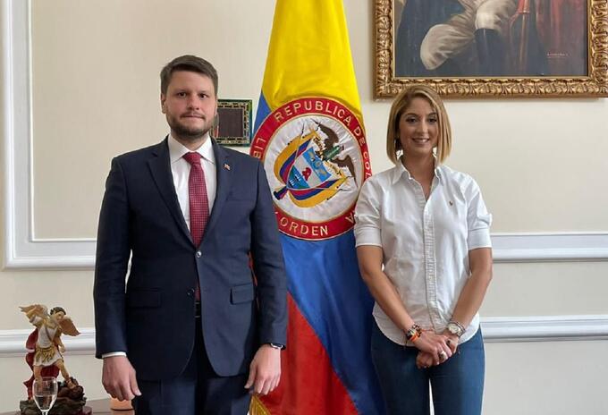Representante de Juan Guaidó en Colombia, Eduardo Battistini, con la presidenta de la Cámara de Representantes, Jennifer Arias