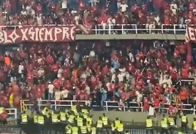 Hinchada de América de Cali invadió la cancha del Pascual
