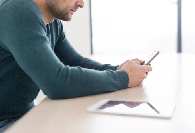 Un hombre en redes sociales