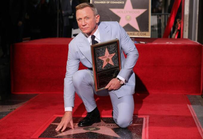 Daniel Craig con su estrella en el Paseo de la Fama