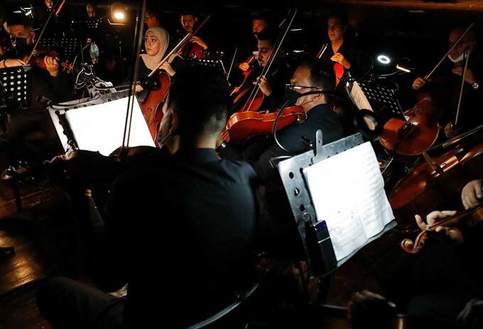 Orquesta tomando la Sinfonía de Beethoven