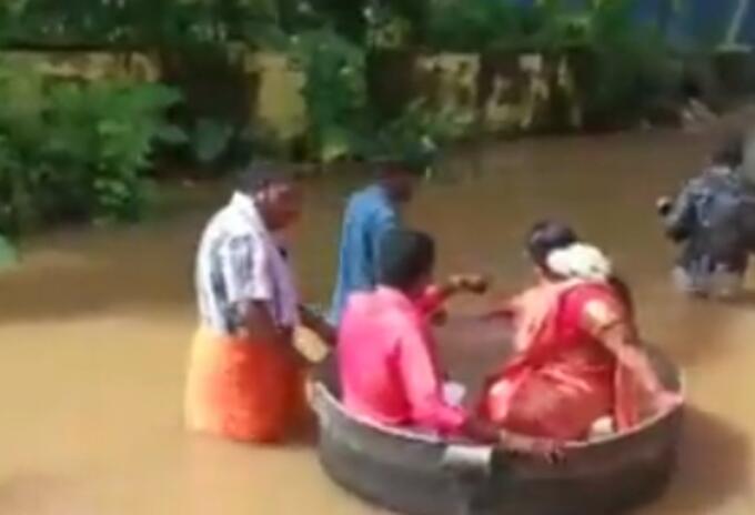 En India se transporta en olla una pareja a su matrimonio