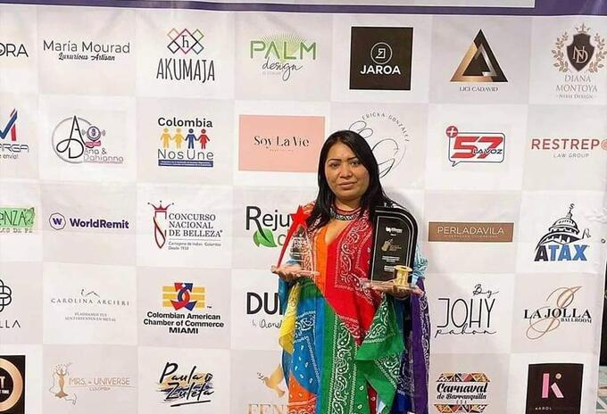 Conservando su esencia ancestral crea accesorios a partir de las técnicas de la cultura wayuu