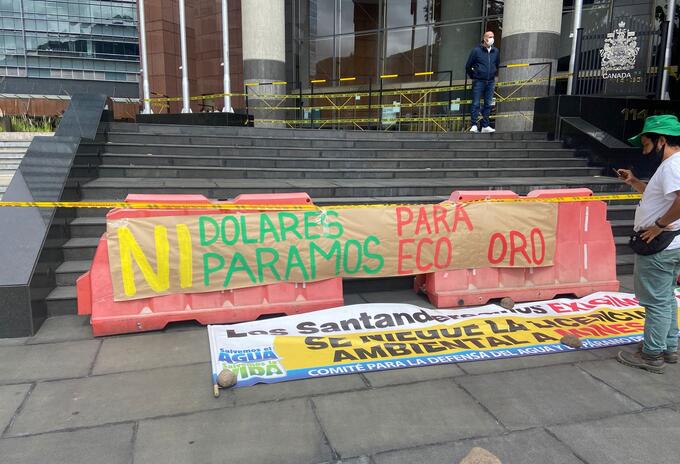 Plantón a las afueras de la embajada de Canadá en Bogotá.
