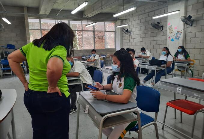 Los estudiantes y docentes celebran el retorno progresivo a clases, aseguran que el aprendizaje es mas fácil
