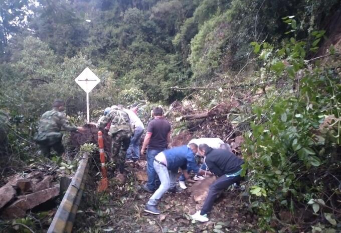 La vía está habilitada a un carril señaló el Invías.