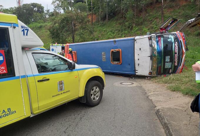 Volcamiento de un bus en Medellín.